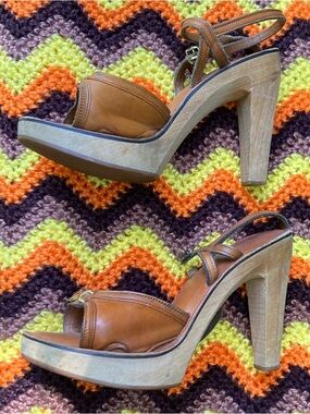 Vintage size 6 Tan leather and Wood Platform Sandals